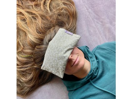 Polštářek na Oči Bílé Květiny na Hnědém Podkladu