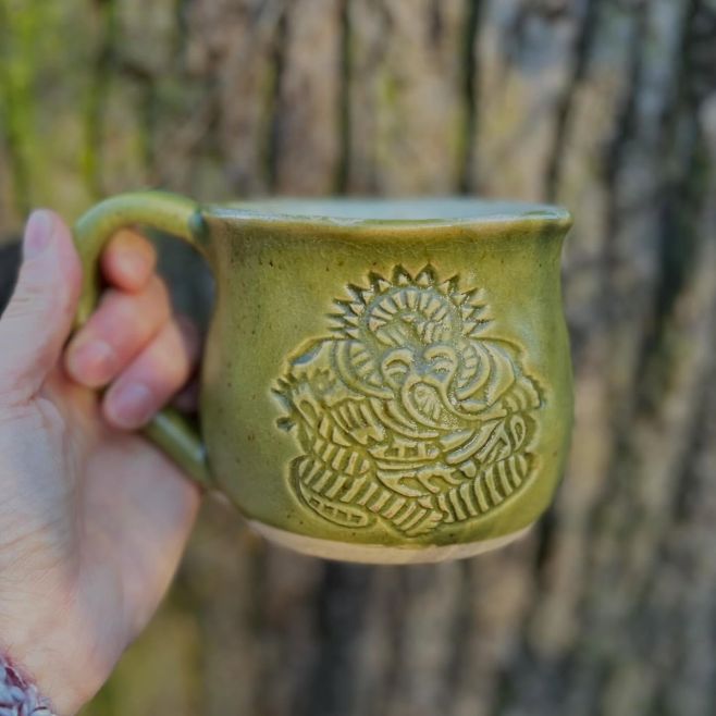 Ganesha ručne modelovaný hrnček 350ml 🌿🐘🙌 #rucnakeramika #bhaktik #handmade #rucnapraca #keramickyhrncek