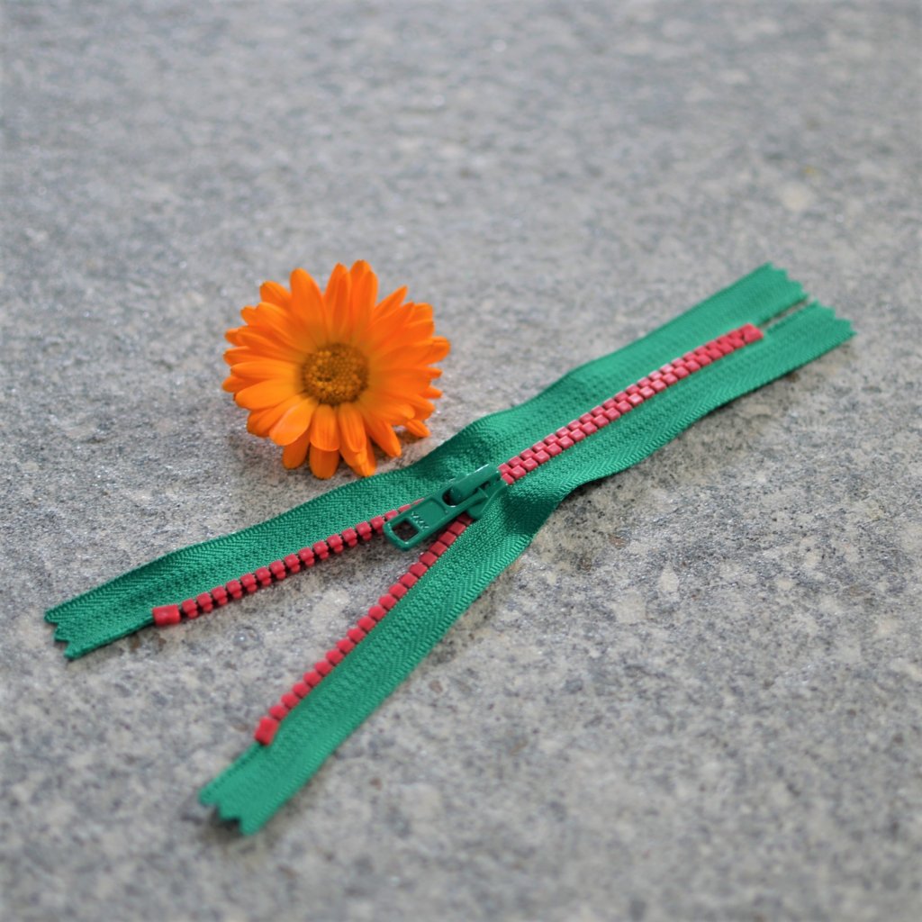nedělitelný kostěný zip YKK - 16 cm, růžové zuby, zelená stuha
