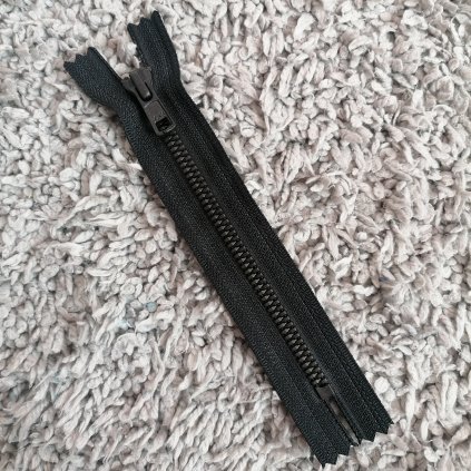 nedělitelný kostěný zip YKK METALUXE- 15 cm, černá stuha, matné černé zuby