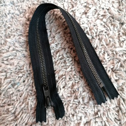 nedělitelný kostěný zip YKK METALUXE- 20 cm, černá stuha, matné černé zuby