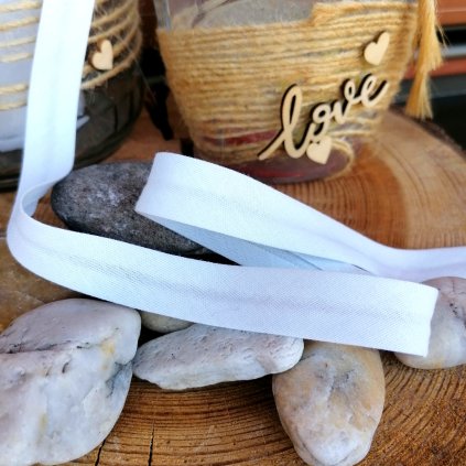 0,5 m šikmý proužek zažehlený bilý s nádechem šedé 18 mm (bavlna/polyester)