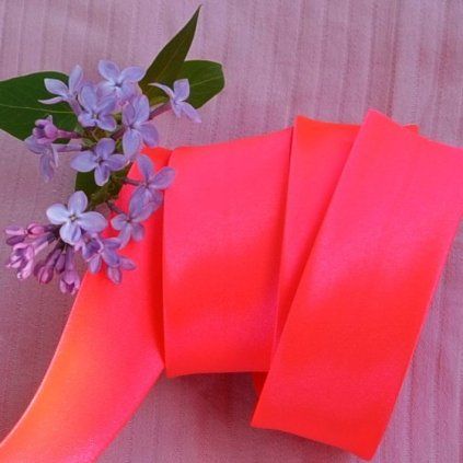 0,5 m šikmý proužek neon růžový 30 mm (100% polyester)