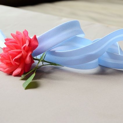 0,5 m šikmý proužek světle modrý spirálový 18 mm (polyester/bavlna)