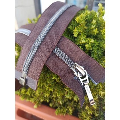 dělitelný spirálový zip YKK - 60 cm, brownie se stříbrnou spirálou