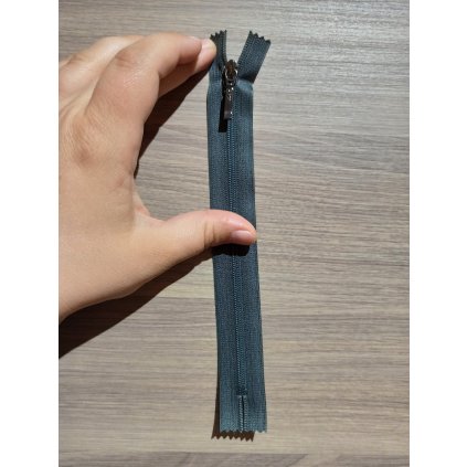 nedělitelný spirálový zip YKK - 16 cm, šedý se stříbrným běžcem