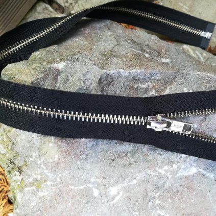 dělitelný kovový zip YKK - 30 cm, černý, stříbrné zuby
