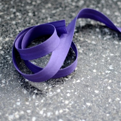 0,5 m šikmý proužek zažehlený tmavě fialový 18 mm (bavlna/polyester)