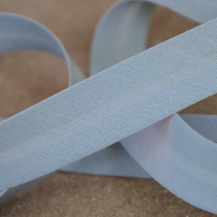0,5 m šikmý proužek zažehlený čistě šedý 18 mm (bavlna/polyester)