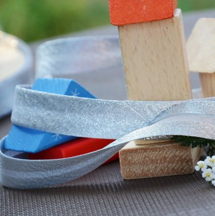 0,5 m šikmý proužek metalický stříbrný 30 mm (polyester/lamé)