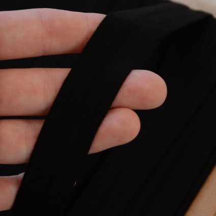 0,5 m šikmý proužek viskózový úplet černý 20 mm