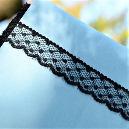 0,5 m pevná krajka puntík černá 2 cm