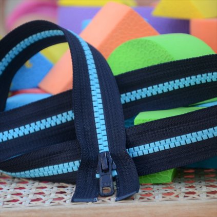 dělitelný kostěný zip YKK - 55 cm, tmavě šedá stuha, modré zuby
