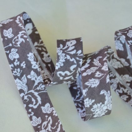 0,5 m šikmý proužek zažehlený květiny v šedé 18 mm (bavlna)