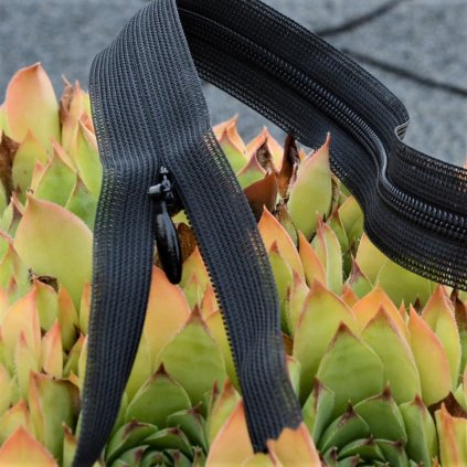 skrytý spirálový zip YKK - 20 cm černý