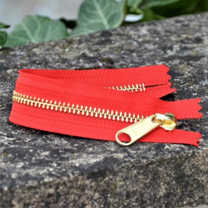 nedělitelný kovový zip YKK - 20 cm, červený