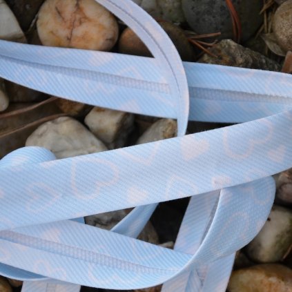 0,5 m šikmý proužek zažehlený modrý srdíčka 18 mm (bavlna/polyester)