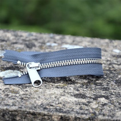 nedělitelný kovový zip YKK stříbrné zuby - 20 cm, tmavě šedý