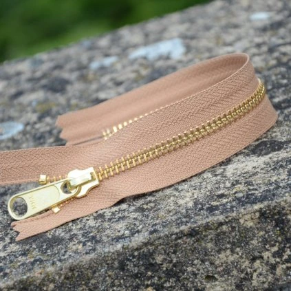 nedělitelný kovový zip YKK - 20 cm, světlejší hnědá