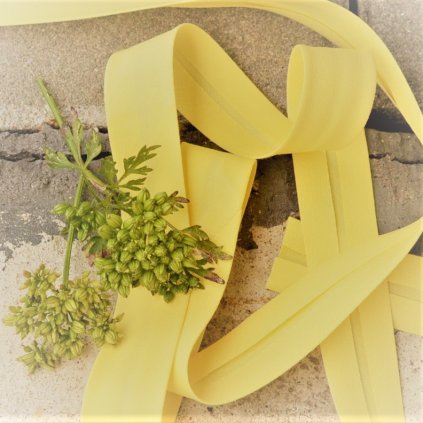 0,5 m šikmý proužek žlutá mimosa plátno s elastanem 18mm