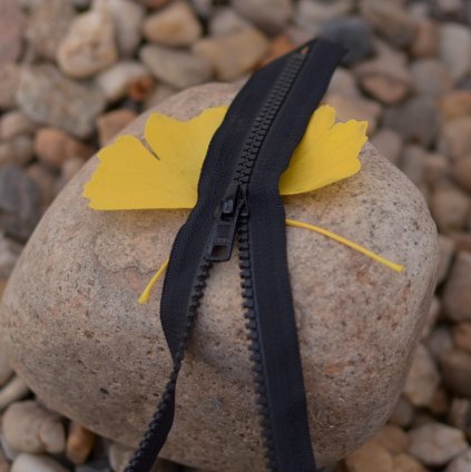 nedělitelný kostěný zip YKK - 25 cm, černý