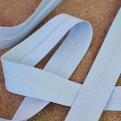 0,5 m šikmý proužek světle modrý plátno s elastanem 18mm