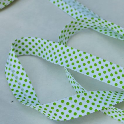 0,5 m šikmý proužek zažehlený zelené puntíky na bílé 18 mm (bavlna/polyester)