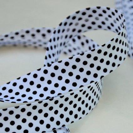 0,5 m šikmý proužek černé puntíky na bílé 18 mm (bavlna/polyester)