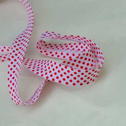 0,5 m šikmý proužek červené puntíky na bílé 18 mm (bavlna/polyester)