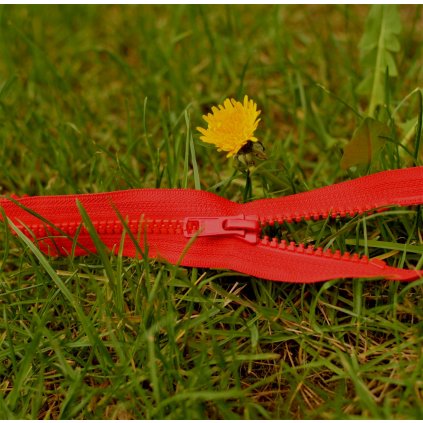 nedělitelný kostěný zip YKK - 16 cm, červený