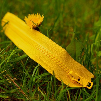 nedělitelný kostěný zip YKK - 16 cm, teplejší žlutá
