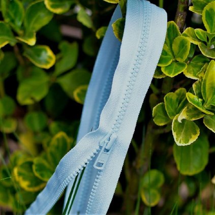 nedělitelný kostěný zip YKK - 40 cm, světle modrá