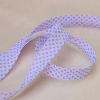 0,5 m šikmý proužek fialové puntíky na bílé 18 mm (bavlna/polyester)