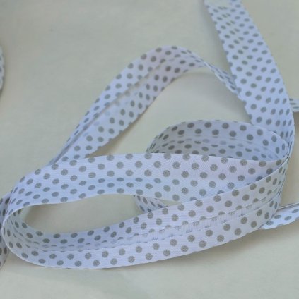 0,5 m šikmý proužek šedé puntíky na bílé 18 mm (bavlna/polyester)
