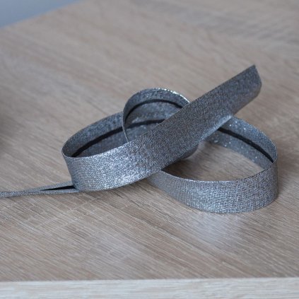 0,5 m šikmý proužek metalický tmavě stříbrný 18 mm (polyester/lamé)