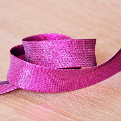 0,5 m šikmý proužek zažehlený metalický růžový 18 mm (polyester/lamé)