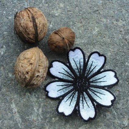 Nášivka Květ černobílý