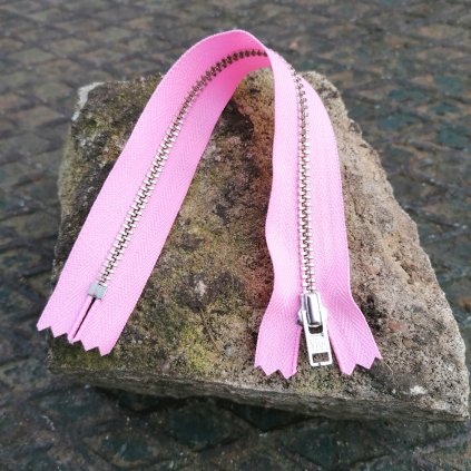nedělitelný kovový zip YKK stříbrné zuby, vel. 4 - 20 cm, růžový