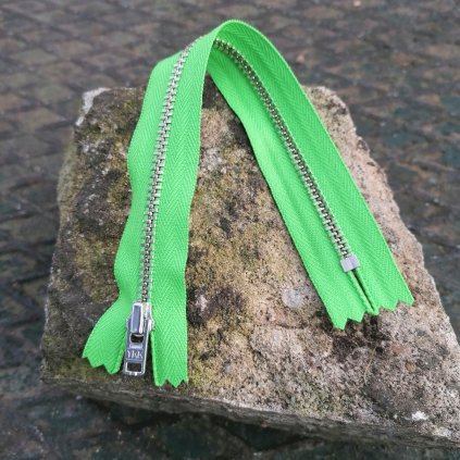 nedělitelný kovový zip YKK stříbrné zuby, vel. 4 - 20 cm, zelený
