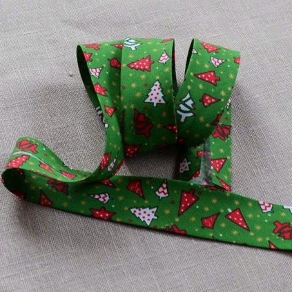 0,5 m šikmý proužek vánoční stromky na zelené 30 mm (polyester/bavlna)