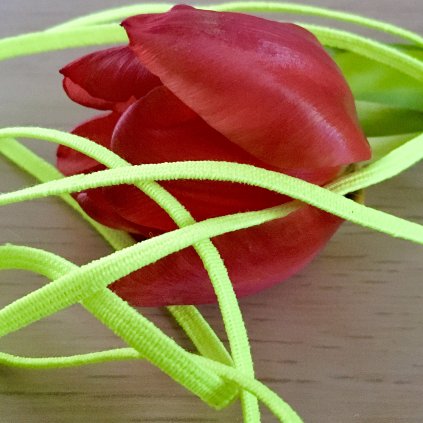 0,5 m tkaná guma do pasu žlutá neon 5 mm
