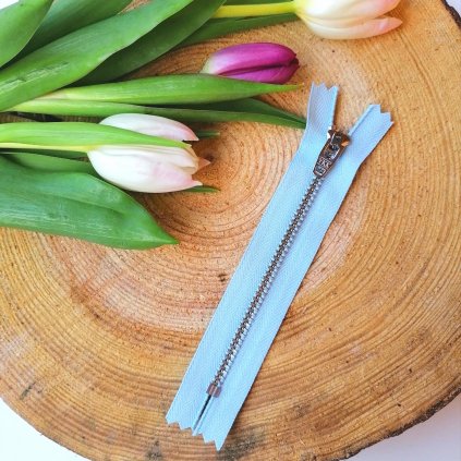 kalhotový kovový zip YKK - 10 cm, světle modrý