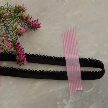 0,5 m ozdobná lemovací pruženka obloučky černá 10 mm