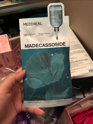 Cena: 3️⃣5️⃣,-/kus 🤿Bavlněné masky Mediheal 🌿 Mediheal Madecassoside: Maska s pupečníkem asijským pomáhá zklidnit citlivou...