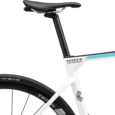 scultura-5000-teal-perletovo-biely-team-2025-d4