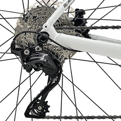 merida-escultura-400-biely-cierny-2025-d2