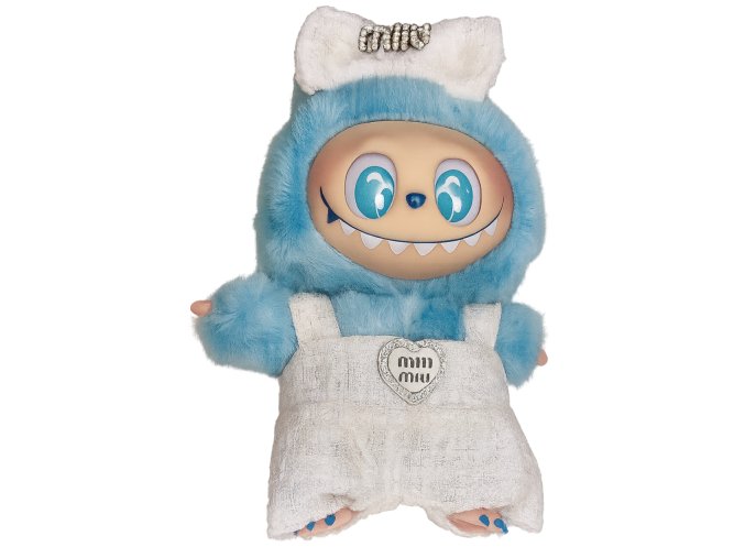 labubu v modrom huňatom overale s veľkou bielou mašľou PM341