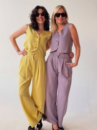 Jeden set. Desítky outfitů. ✨ Nový set – kalhoty se sklady a elegantní vesta ve stejném odstínu. Vyrobený z přírodního...