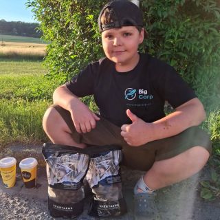 Směr Dešná. 🎣 Malý šéf má ve výběru chytacího boilies jasno. 🐟 #bigcarp #rybolovdesna #cctmaster #boiliesspartacus #goodday