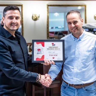 Certifikát Veľkého Srdca sme za pomoc deťom s neurologickým ochorením udelili aj Adeli Cafe v @adeli_center_com , kde sú...